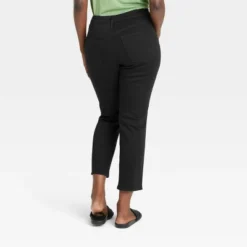 Women's High-Rise Slim Straight Jeans - Universal Thread™ Black -Universal Thread GUEST e52418e9 acc8 4f23 ad0e 44edb8d051ba